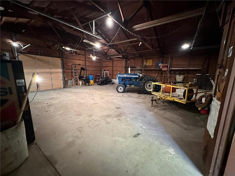 14 Railroad Ave N, Blomkest, MN à vendre - Photo intérieure - Image 2 de 6