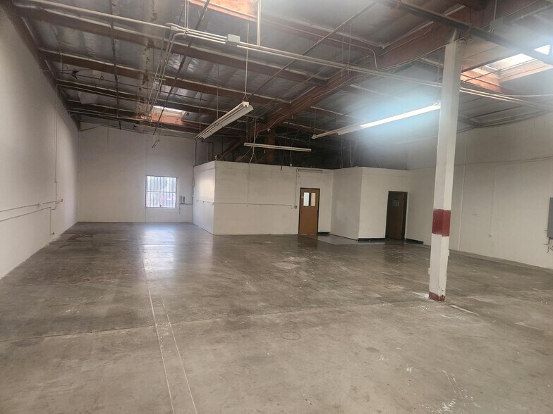 1361 S Lyon St, Santa Ana, CA à louer - Photo du bâtiment - Image 2 de 4