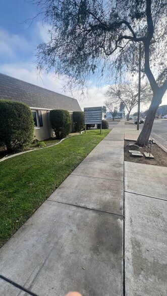 142 N Grant Ave, Manteca, CA à louer - Photo du bâtiment - Image 2 de 11