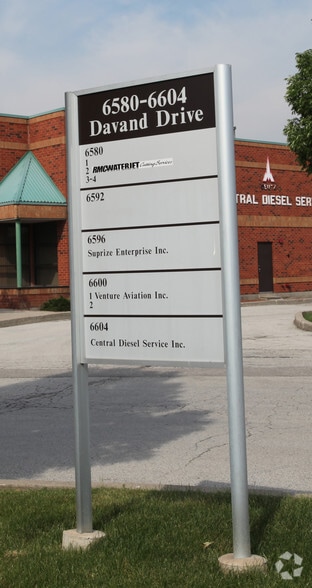 6580 Davand Dr, Mississauga, ON à louer - Photo du bâtiment - Image 2 de 8