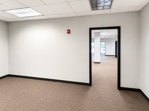 800 Enterprise Dr, Oak Brook, IL for lease Interior Photo- Image 1 of 6