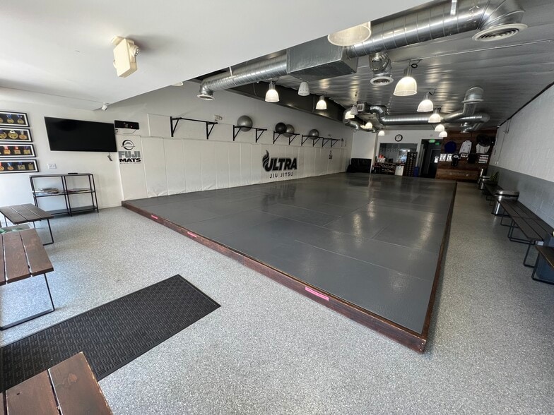 26057-26069 Bouquet Canyon Rd, Valencia, CA for lease - Building Photo - Image 1 of 11