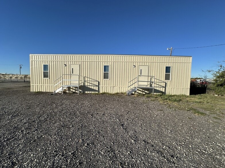 1815 E Hicks Field Rd, Fort Worth, TX for lease - Building Photo - Image 1 of 9