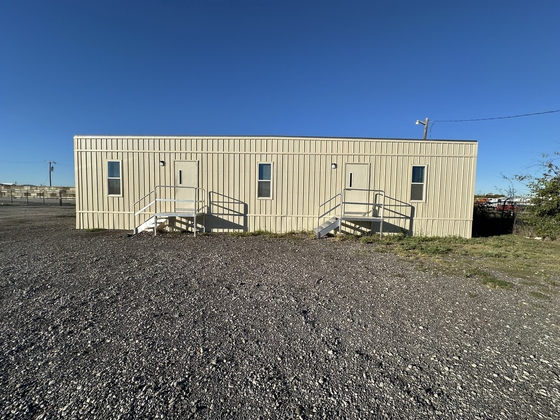 1815 E Hicks Field Rd, Fort Worth, TX for lease Building Photo- Image 1 of 10