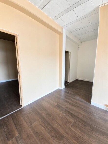 Retail in La Seyne-sur-Mer for lease - Building Photo - Image 2 of 4