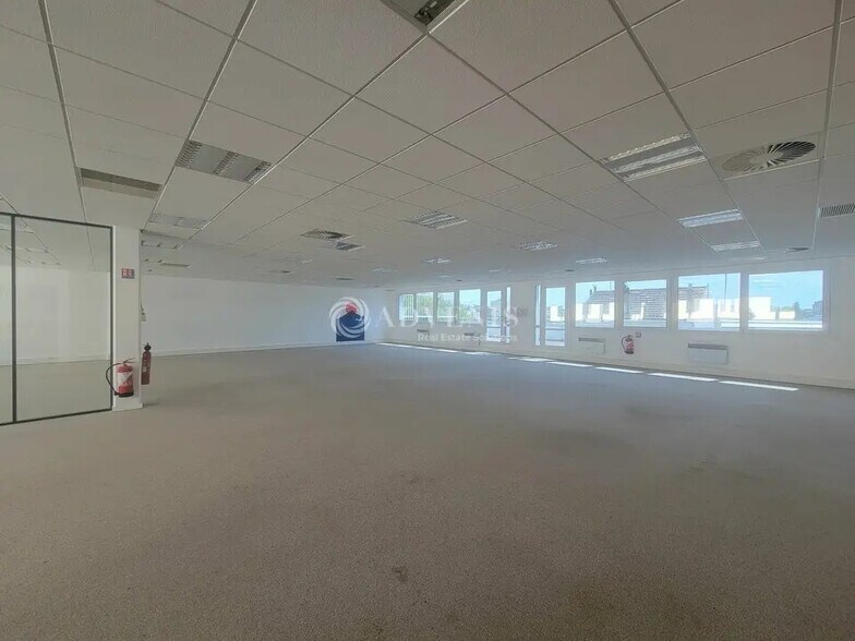 Office in Saint-Denis for lease - Building Photo - Image 3 of 12