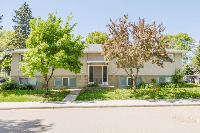 Plus de détails pour 8504 98 St NW, Edmonton, AB - Multi-résidentiel à vendre