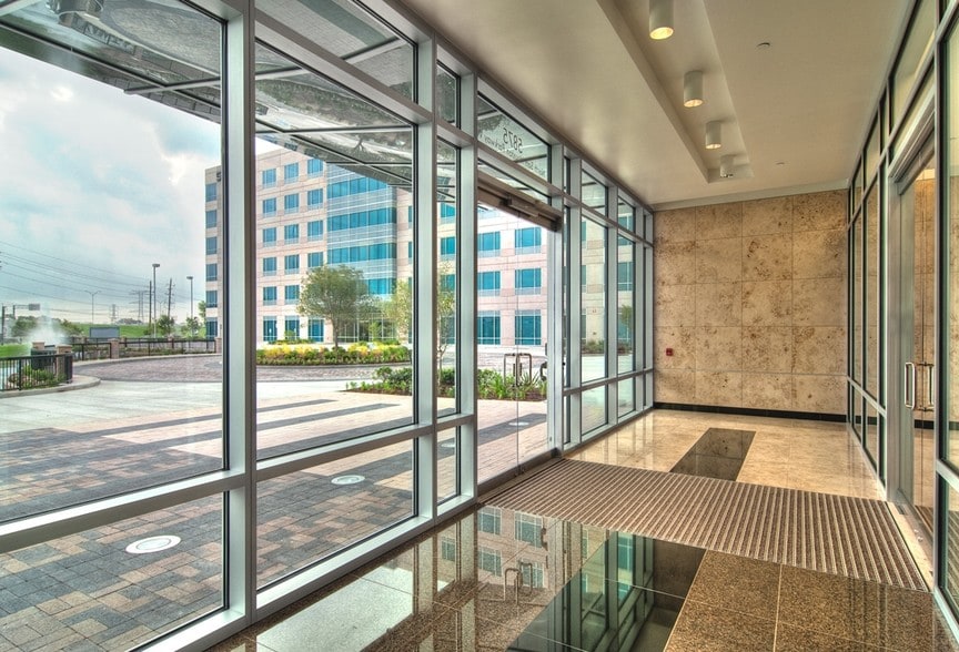 5825 N Sam Houston Pky W, Houston, TX for lease - Lobby - Image 2 of 5