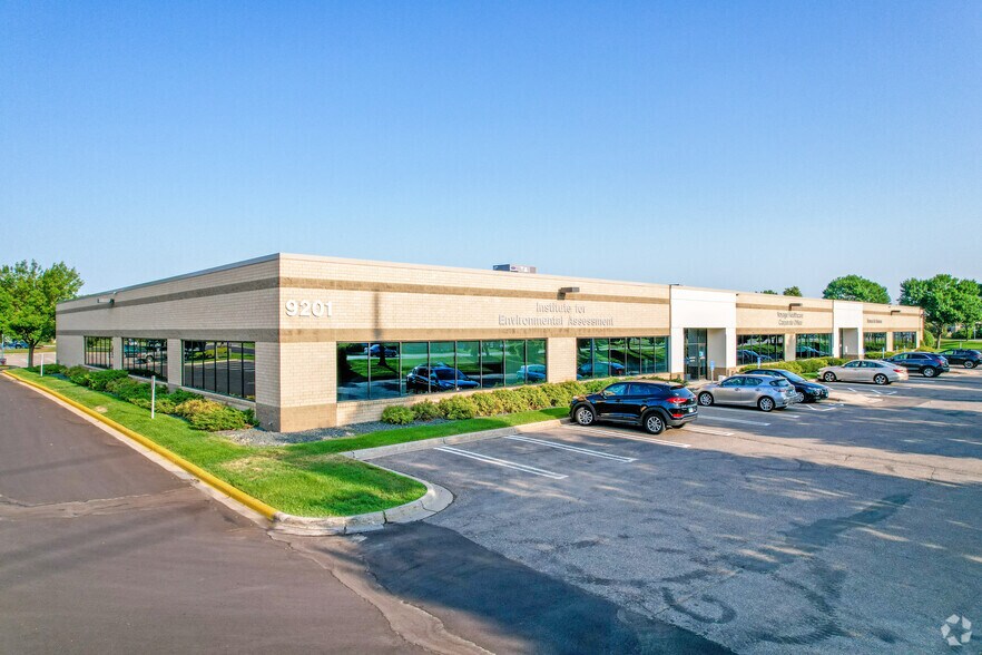 9201 W Broadway Ave N, Brooklyn Park, MN à louer - Photo du bâtiment - Image 1 de 12
