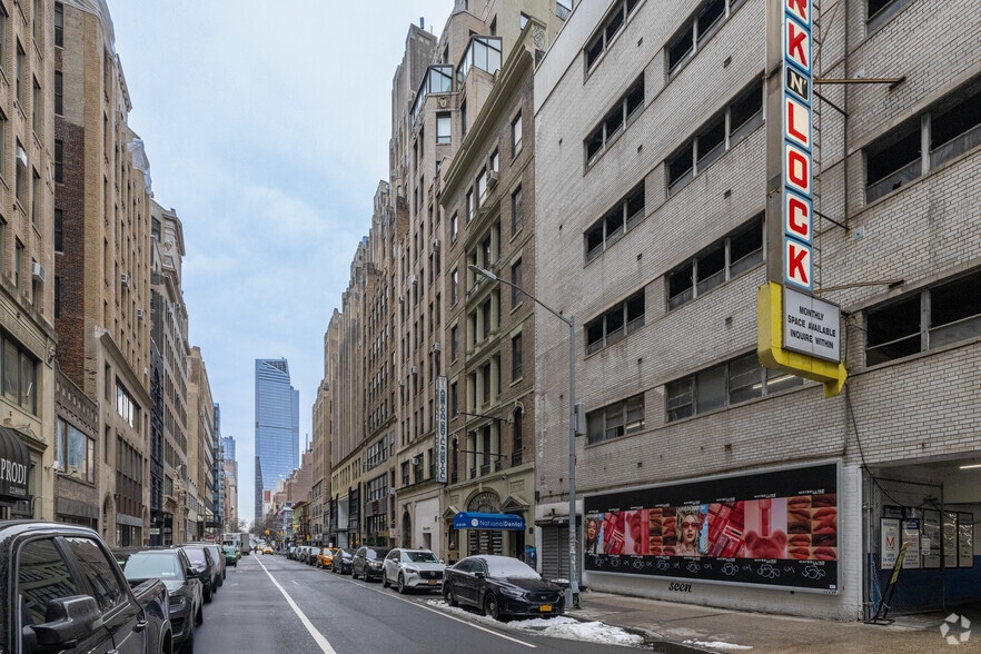 241 W 30th St, New York, NY for lease - Building Photo - Image 2 of 6