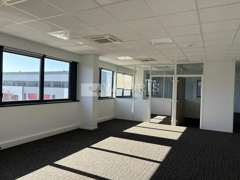 Office in Meyzieu for lease - Interior Photo - Image 3 of 6