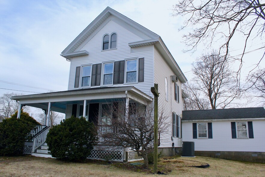 34 W Main St, Clinton, CT à vendre - Photo principale - Image 1 de 1