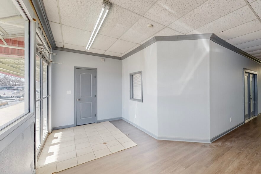 8120 White Settlement Rd, White Settlement, TX for lease - Interior Photo - Image 3 of 9