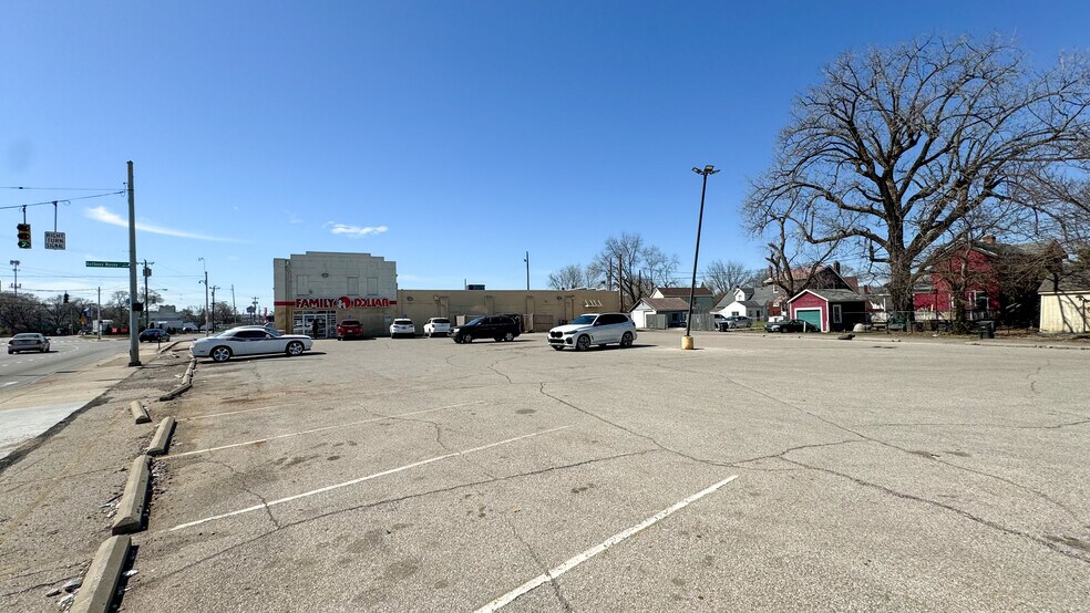 7439 Vine St, Cincinnati, OH à vendre - Photo du bâtiment - Image 2 de 13