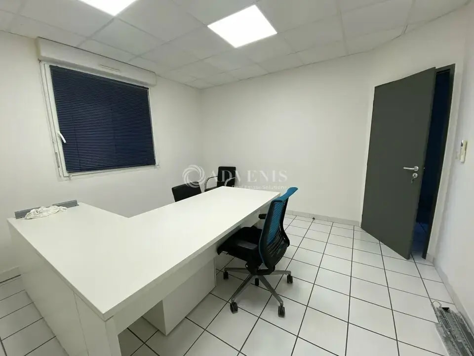 Flex in Vénissieux for lease Interior Photo- Image 1 of 4