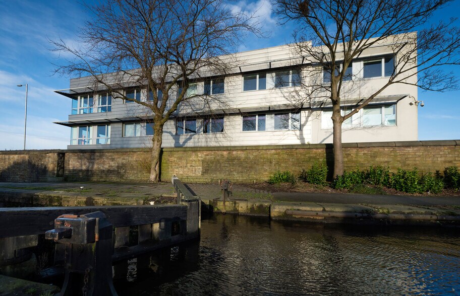 Oldham Rd, Rochdale à louer - Photo principale - Image 1 de 1