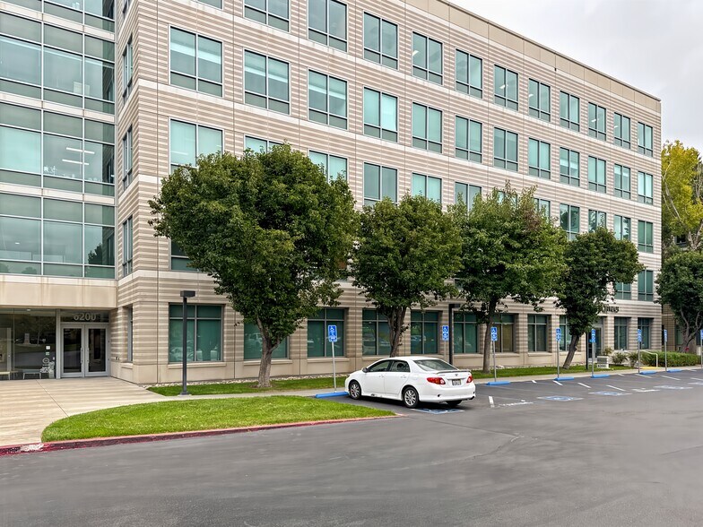 6200 Stoneridge Mall Rd, Pleasanton, CA à louer - Photo du bâtiment - Image 3 de 16