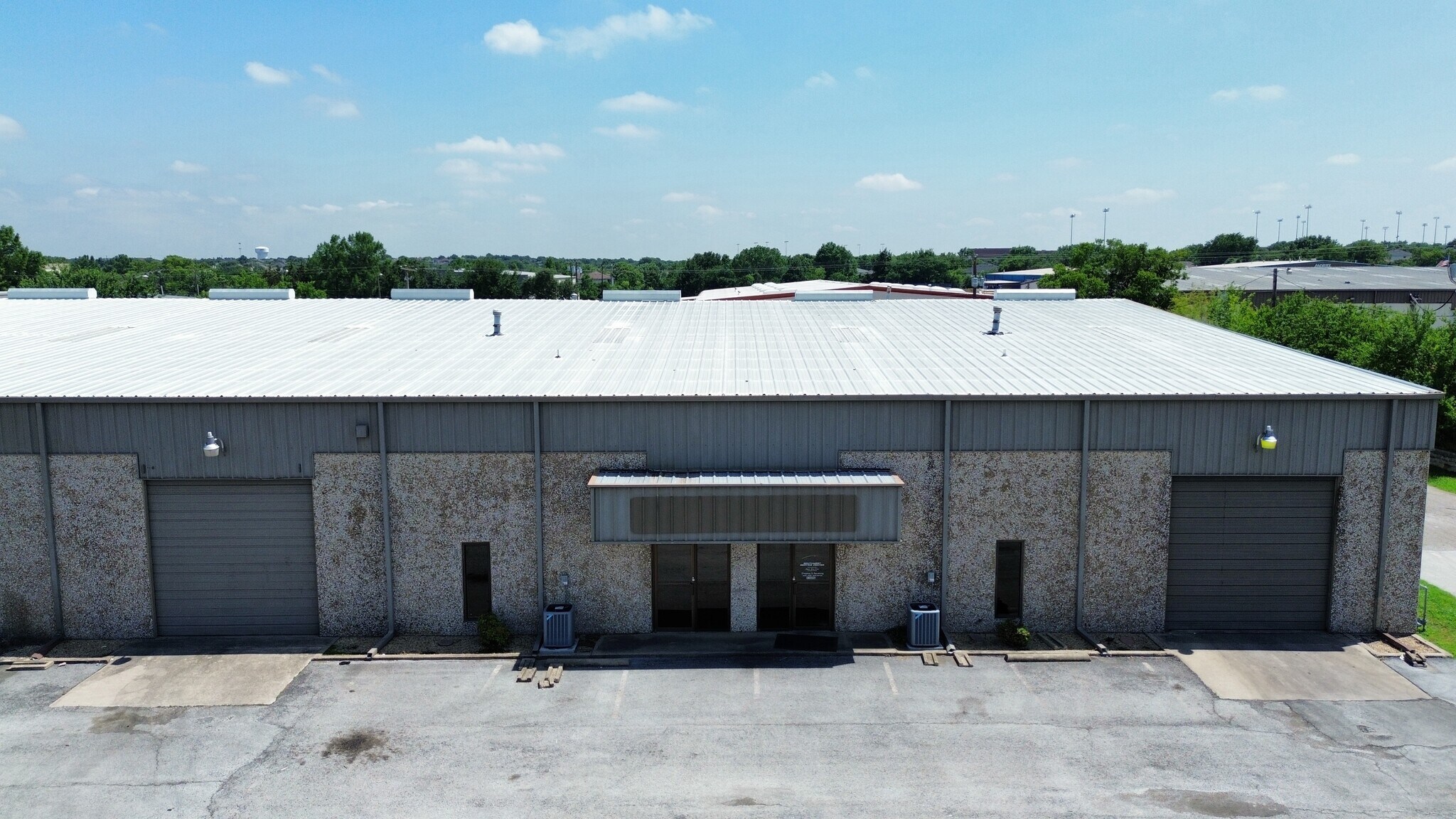1000-1008 N Commercial Blvd, Arlington, TX for lease Building Photo- Image 1 of 7