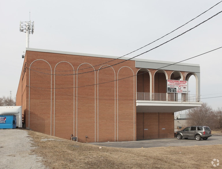 30 Gordon Mackay Rd, Toronto, ON à vendre - Photo du bâtiment - Image 2 de 2