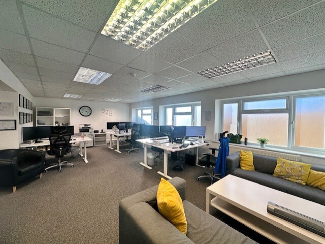 4 Oakleigh Gdns, London for lease Interior Photo- Image 1 of 3