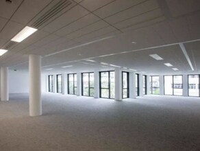 2 Avenue De La Gare, Montigny-le-Bretonneux for lease Interior Photo- Image 1 of 5