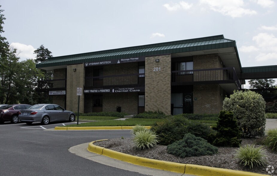 201-203 Elden St, Herndon, VA à louer - Photo principale - Image 2 de 3