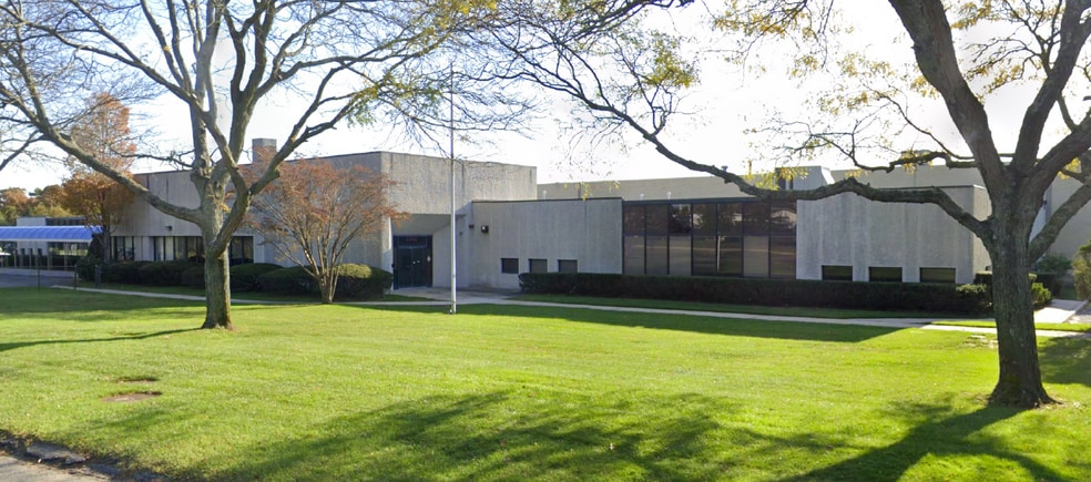 445 Sills Rd, Yaphank, NY for lease - Building Photo - Image 2 of 6