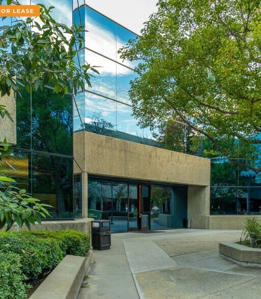2002 E McFadden Ave, Santa Ana, CA à louer - Photo du bâtiment - Image 1 de 7