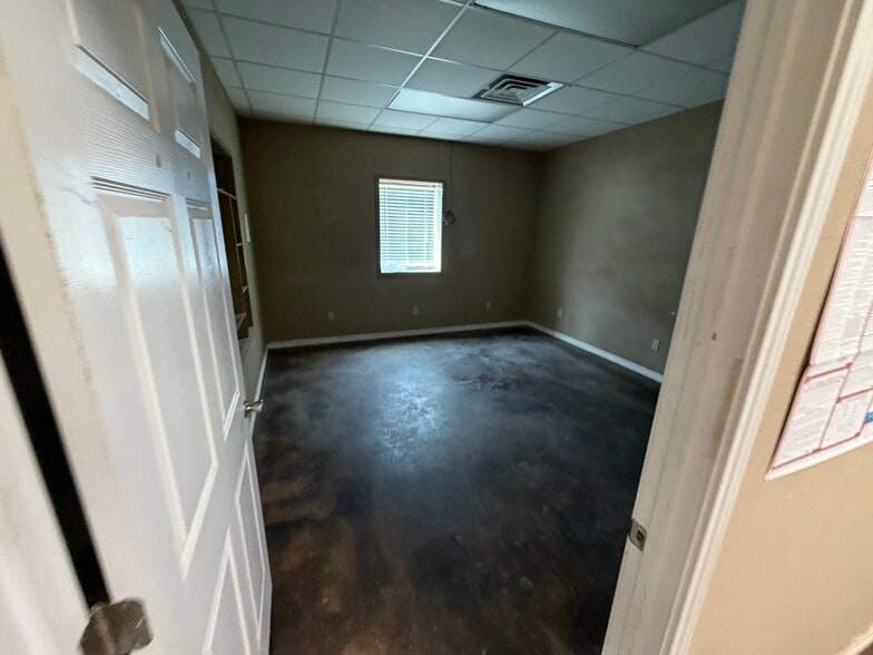 3940 N US Highway 77, La Grange, TX for lease - Interior Photo - Image 2 of 9