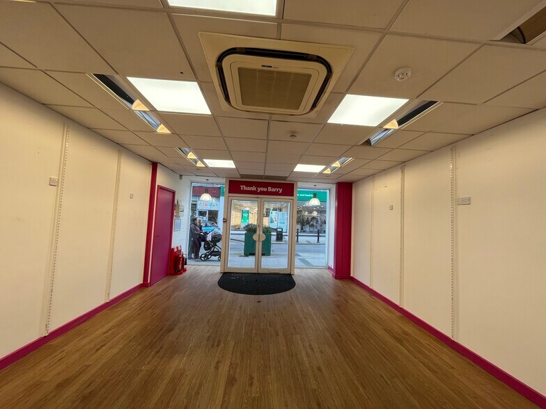 108 Holton Road, Barry à louer - Photo du bâtiment - Image 2 de 9