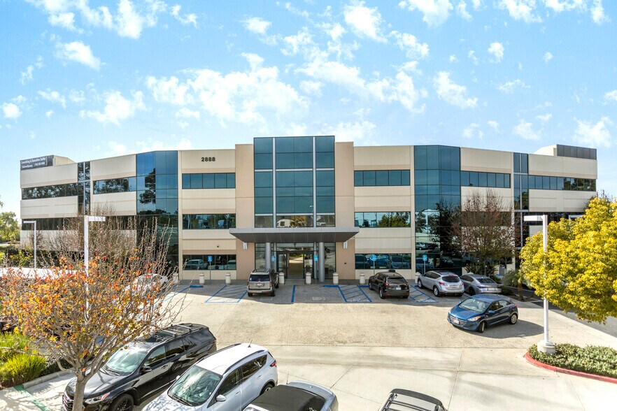 2888 Loker Ave E, Carlsbad, CA à louer - Photo du bâtiment - Image 1 de 24