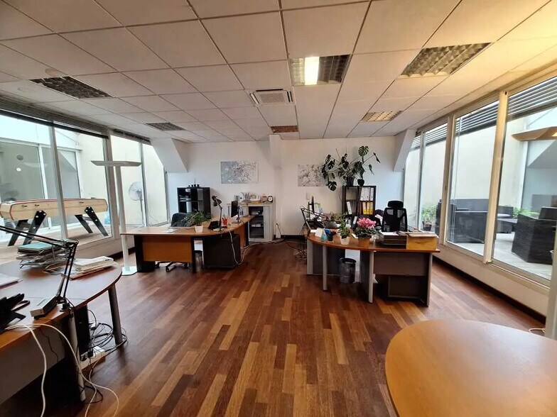 Office in Bordeaux for lease - Interior Photo - Image 2 of 7