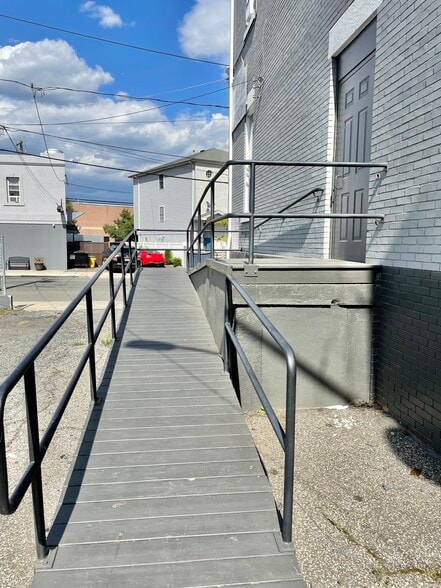 214-228 Msgr Kemezis Pl, Elizabeth, NJ à louer - Photo du bâtiment - Image 3 de 31