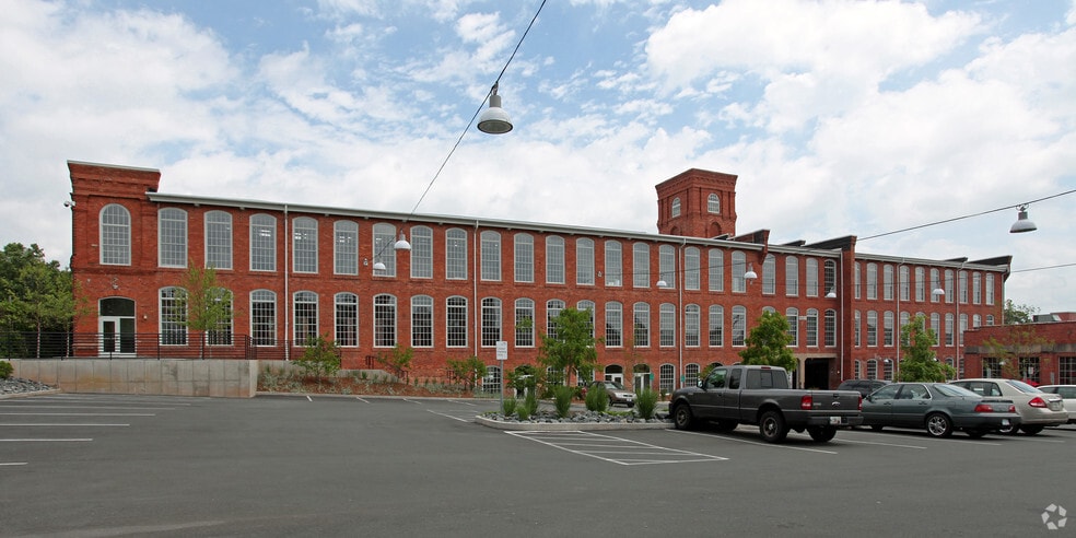 807 E Main St, Durham, NC à louer - Photo du bâtiment - Image 3 de 9