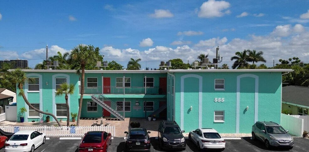 555 69th Ave, Saint Pete Beach, FL à vendre - Photo du bâtiment - Image 2 de 7