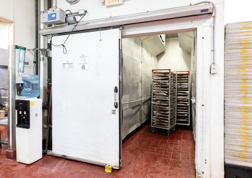 310 Roosevelt Ave, Spring Valley, NY à louer - Photo du bâtiment - Image 3 de 24