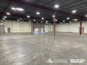 6511 Eastland Rd, Brook Park, OH à louer Photo intérieure- Image 2 de 5