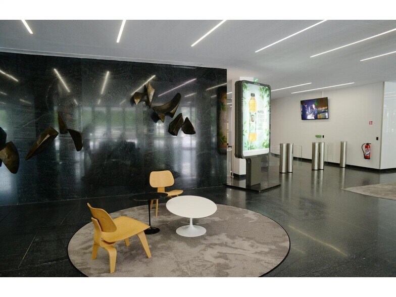 Bureau dans Neuilly-sur-Seine à louer - Photo du bâtiment - Image 2 de 13