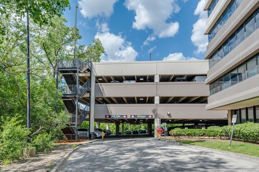 10400 W Higgins Rd, Rosemont, IL à louer - Photo du bâtiment - Image 2 de 14