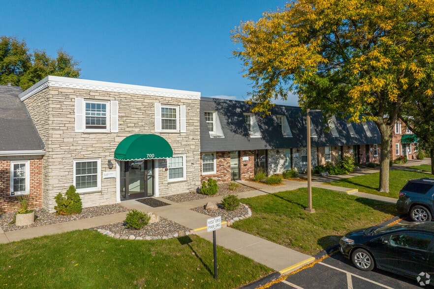 600 Twelve Oaks Center Dr, Wayzata, MN for lease - Building Photo - Image 2 of 17