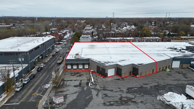 Plus de détails pour 215 Av Marien, Montréal, QC - Industriel à vendre