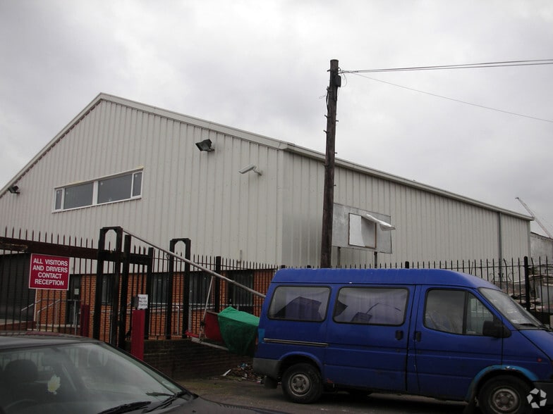 39-41 Markfield Rd, London for lease - Building Photo - Image 2 of 8