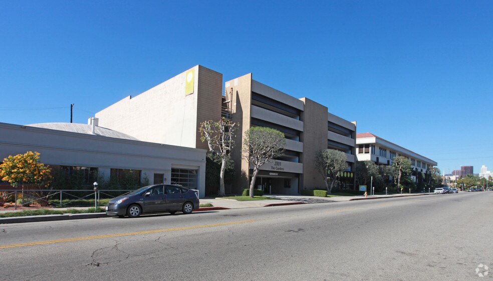 2001 S Barrington Ave, Los Angeles, CA à louer - Photo du bâtiment - Image 2 de 10