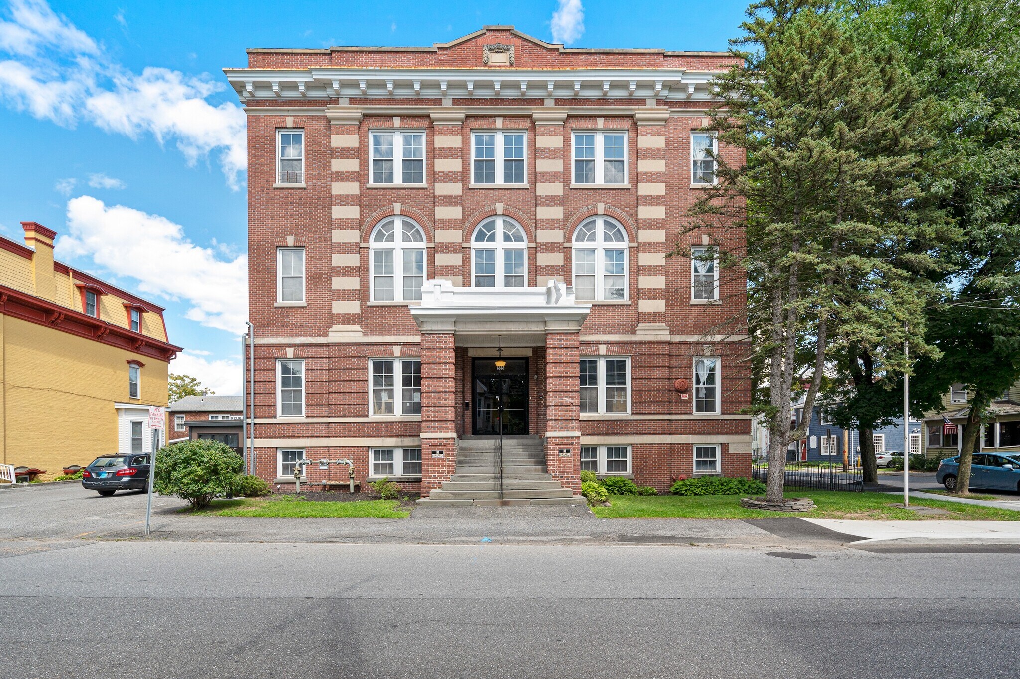 236 Wall St, Kingston, NY à louer Photo du bâtiment- Image 1 de 22