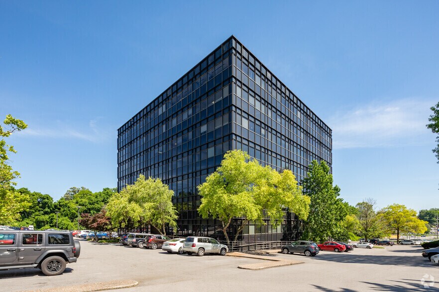 1101 Kermit Dr, Nashville, TN à louer - Photo du bâtiment - Image 2 de 6