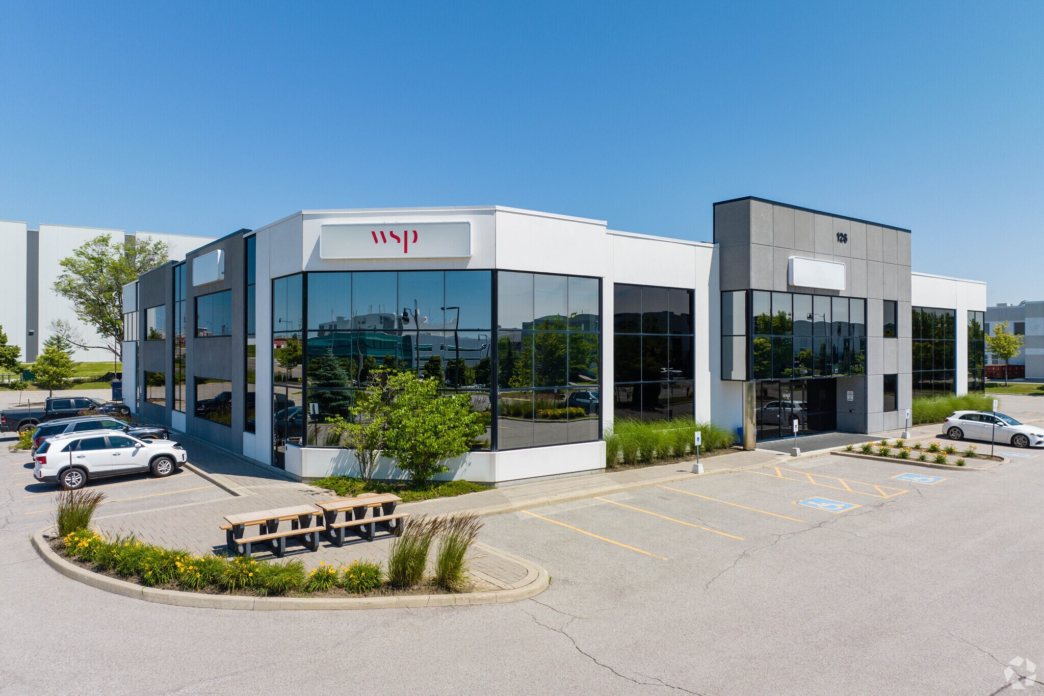 126 Don Hillock Dr, Aurora, ON for sale Primary Photo- Image 1 of 1