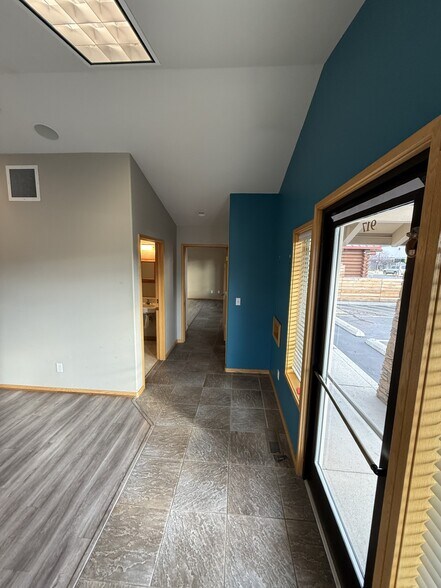 917 SW Highland Ave, Redmond, OR à louer - Photo du bâtiment - Image 2 de 12