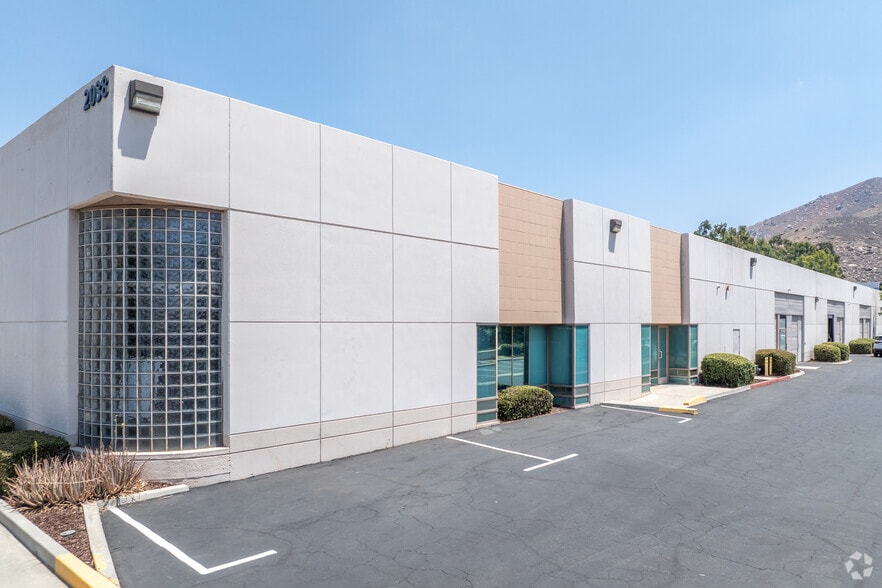 2038 Iowa Ave, Riverside, CA à louer - Photo du bâtiment - Image 3 de 4