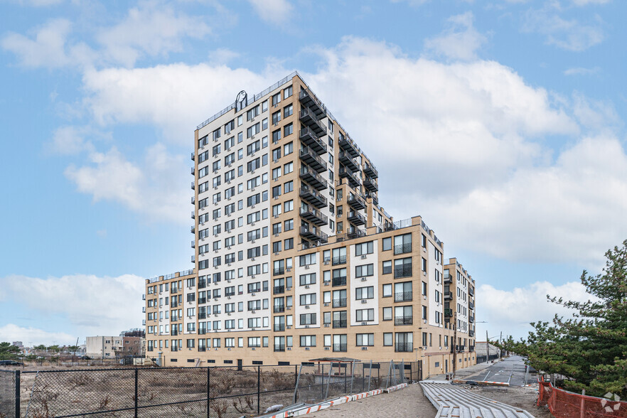 120 Beach 26th St, Far Rockaway, NY for sale - Primary Photo - Image 1 of 1