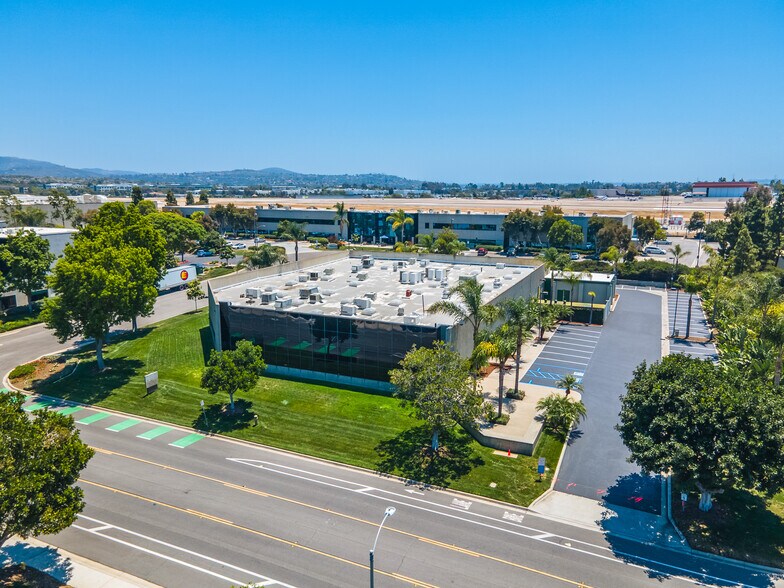 2261 Rutherford Rd, Carlsbad, CA à vendre - Photo du bâtiment - Image 3 de 6